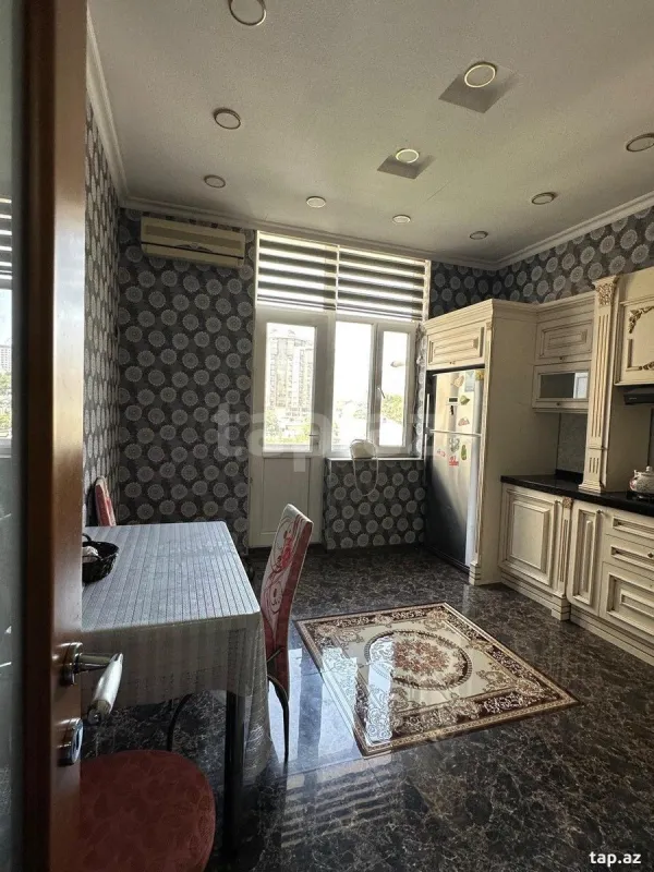 Kirayə verilir 4 otaqlı yeni tikili 240 m²