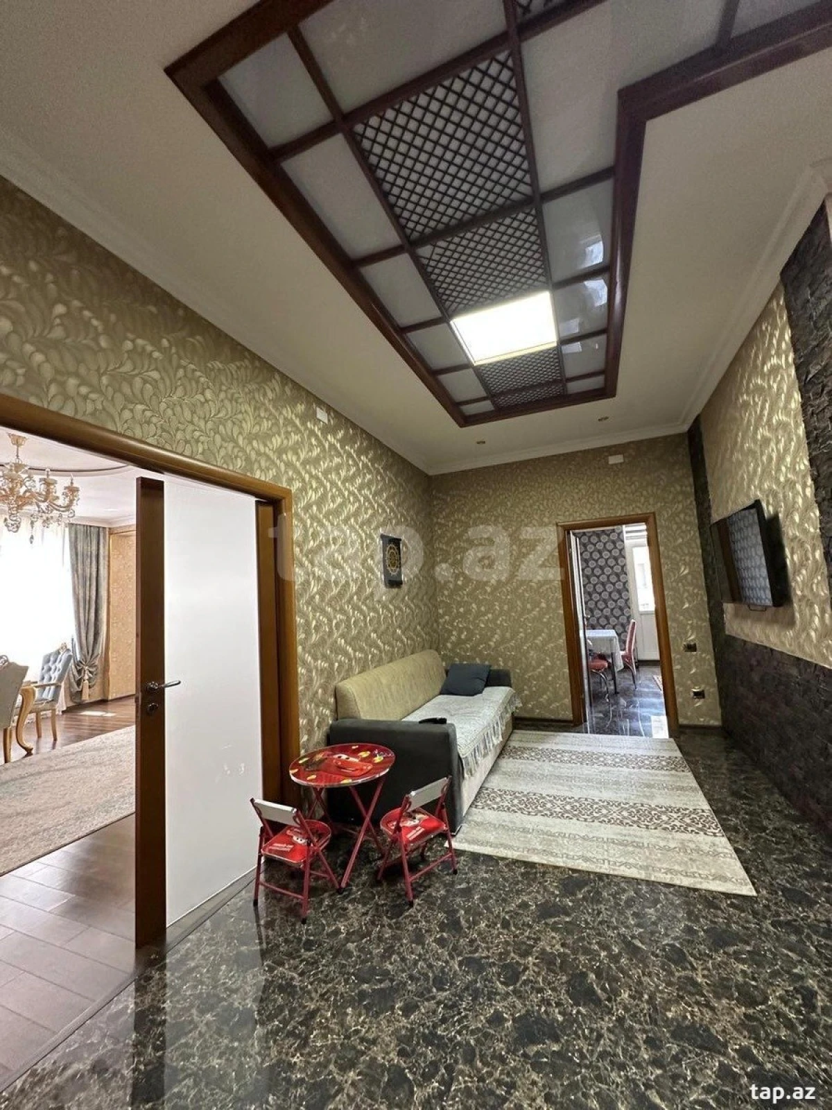 Kirayə verilir 4 otaqlı yeni tikili 240 m²