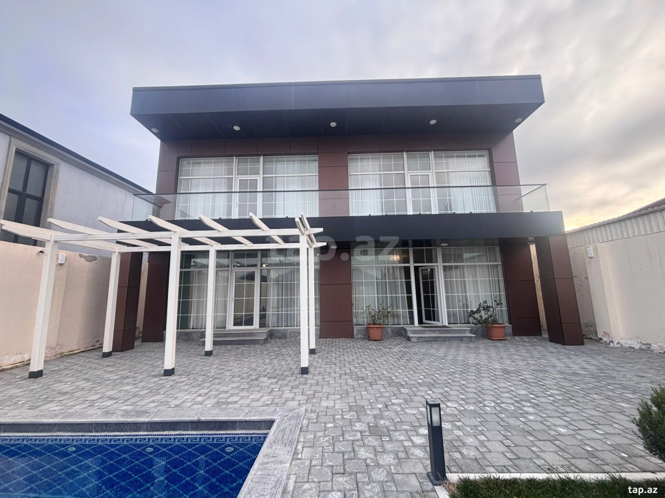 Satılır 4 otaqlı həyət evi 330 m²