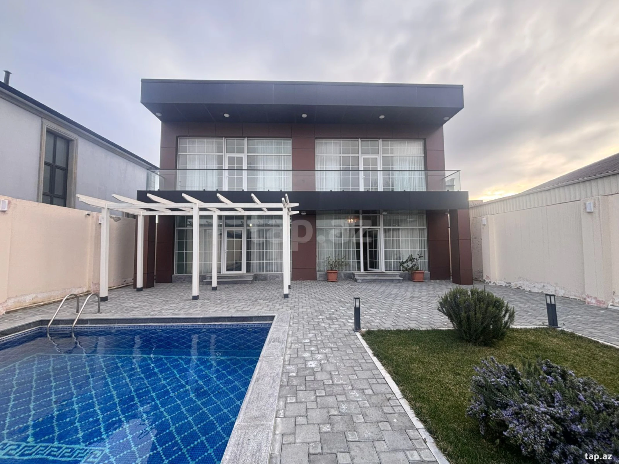 Satılır 4 otaqlı həyət evi 330 m²