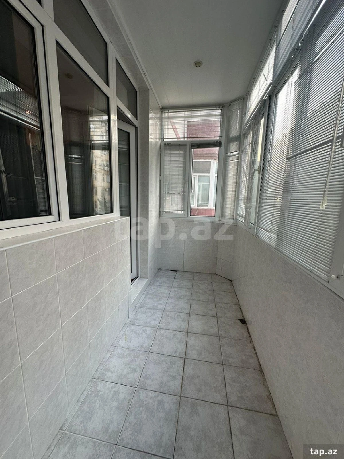 Kirayə verilir 3 otaqlı yeni tikili 168 m²