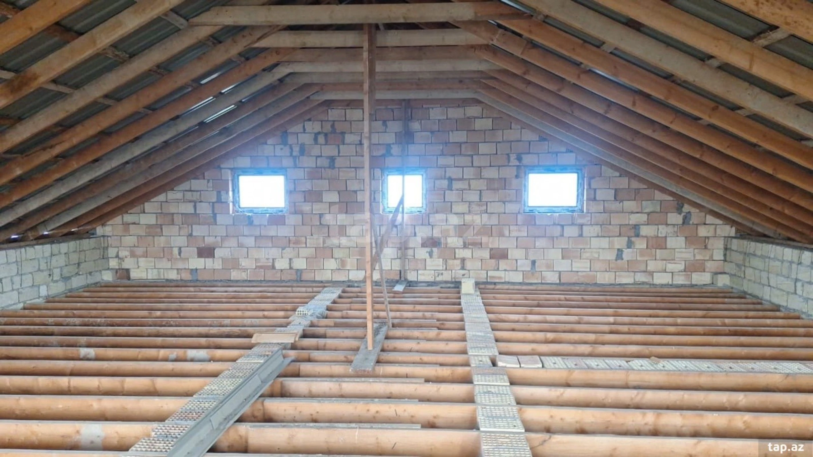 Satılır 6 otaqlı həyət evi 200 m²