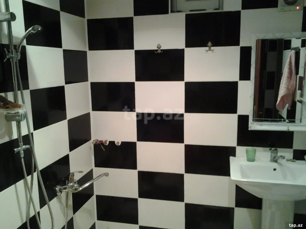 Satılır 8 otaqlı həyət evi 296 m²