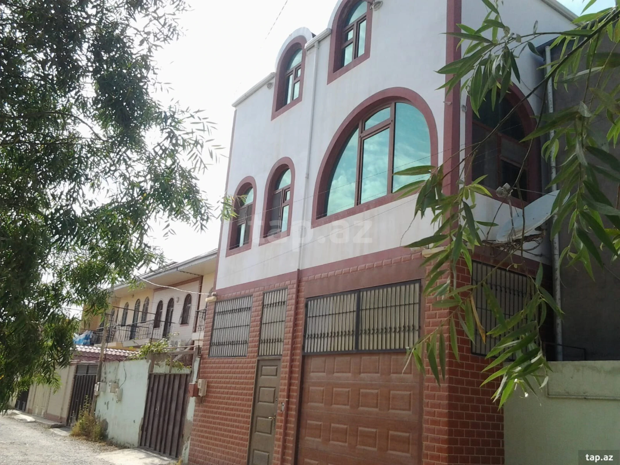 Satılır 8 otaqlı həyət evi 296 m²