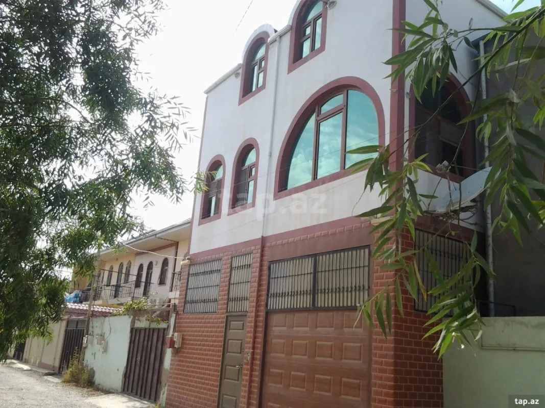 Satılır 8 otaqlı həyət evi 296 m²