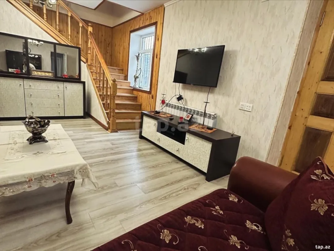 Kirayə verilir 8 otaqlı həyət evi 300 m²