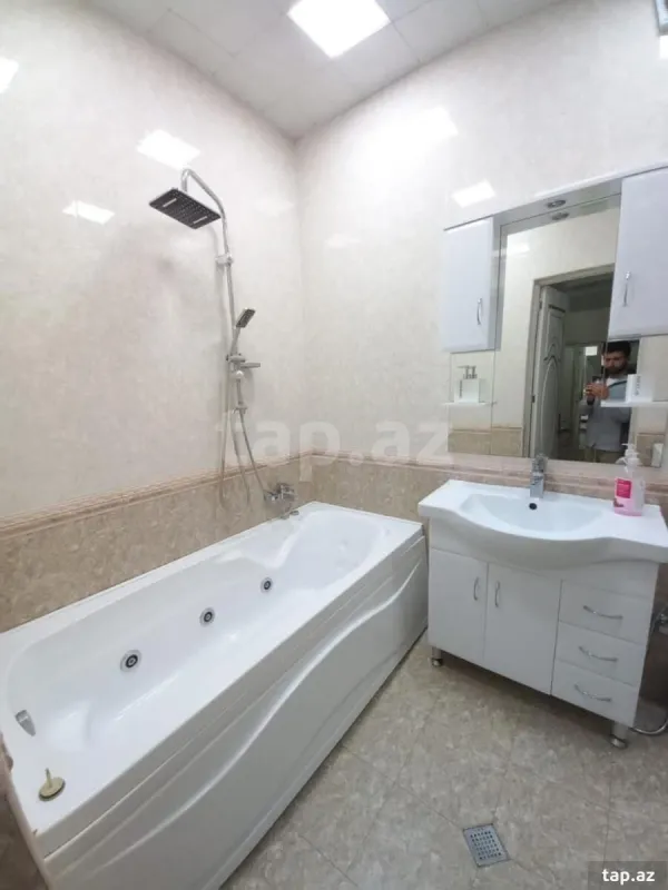 Kirayə verilir 2 otaqlı yeni tikili 70 m²