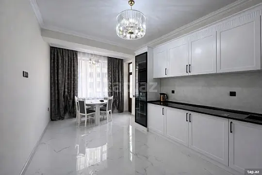 Satılır 3 otaqlı yeni tikili 135 m²