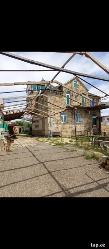 Satılır 11 otaqlı həyət evi 300 m²
