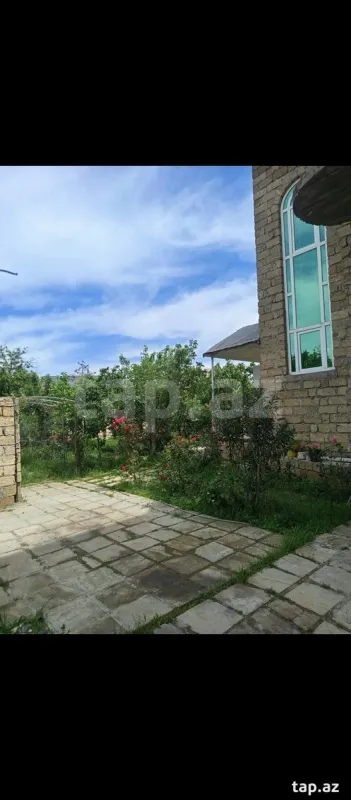 Satılır 11 otaqlı həyət evi 300 m²