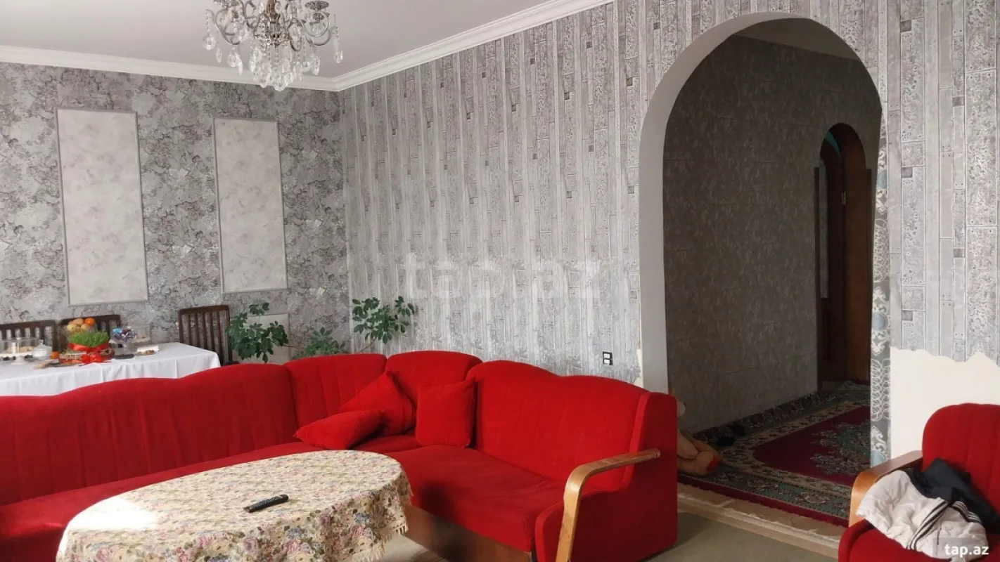 Satılır 11 otaqlı həyət evi 300 m²