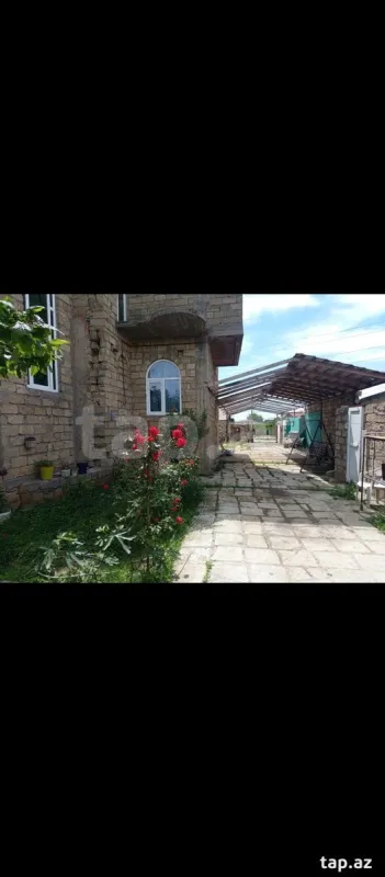 Satılır 11 otaqlı həyət evi 300 m²