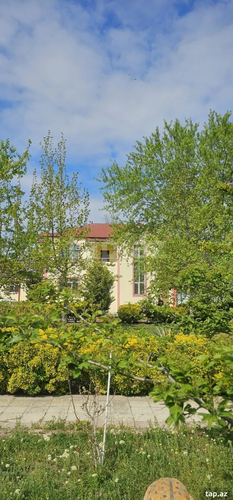 Satılır 9 otaqlı həyət evi 300 m²