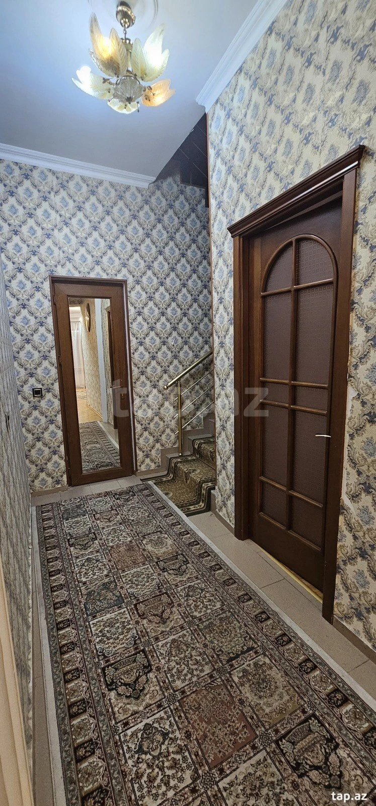 Satılır 9 otaqlı həyət evi 300 m²