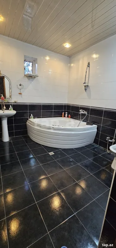 Satılır 9 otaqlı həyət evi 300 m²