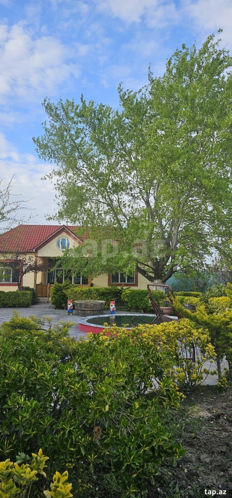 Satılır 9 otaqlı həyət evi 300 m²