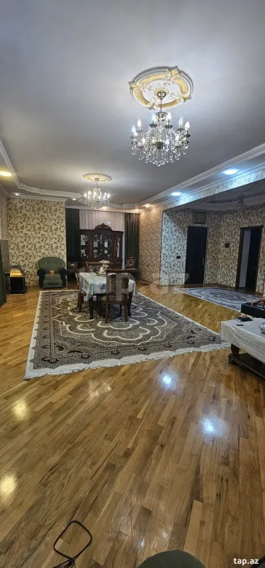 Satılır 9 otaqlı həyət evi 300 m²