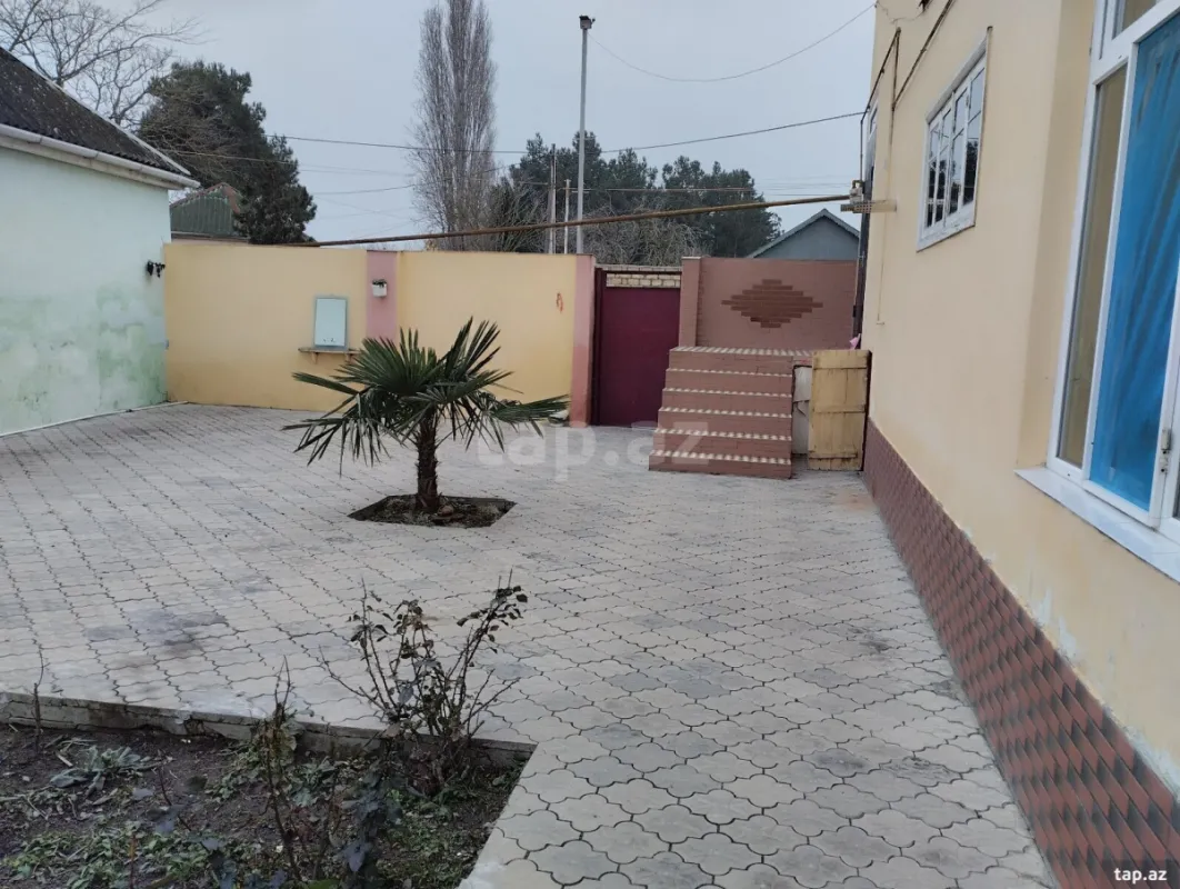 Satılır 4 otaqlı həyət evi 200 m²
