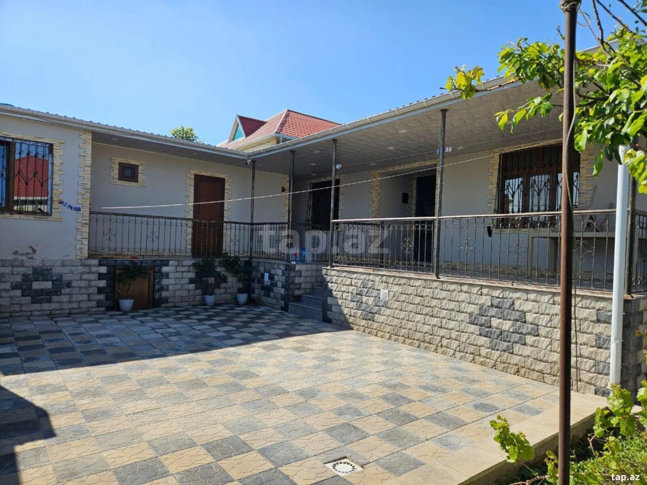 Satılır 4 otaqlı həyət evi 400 m²