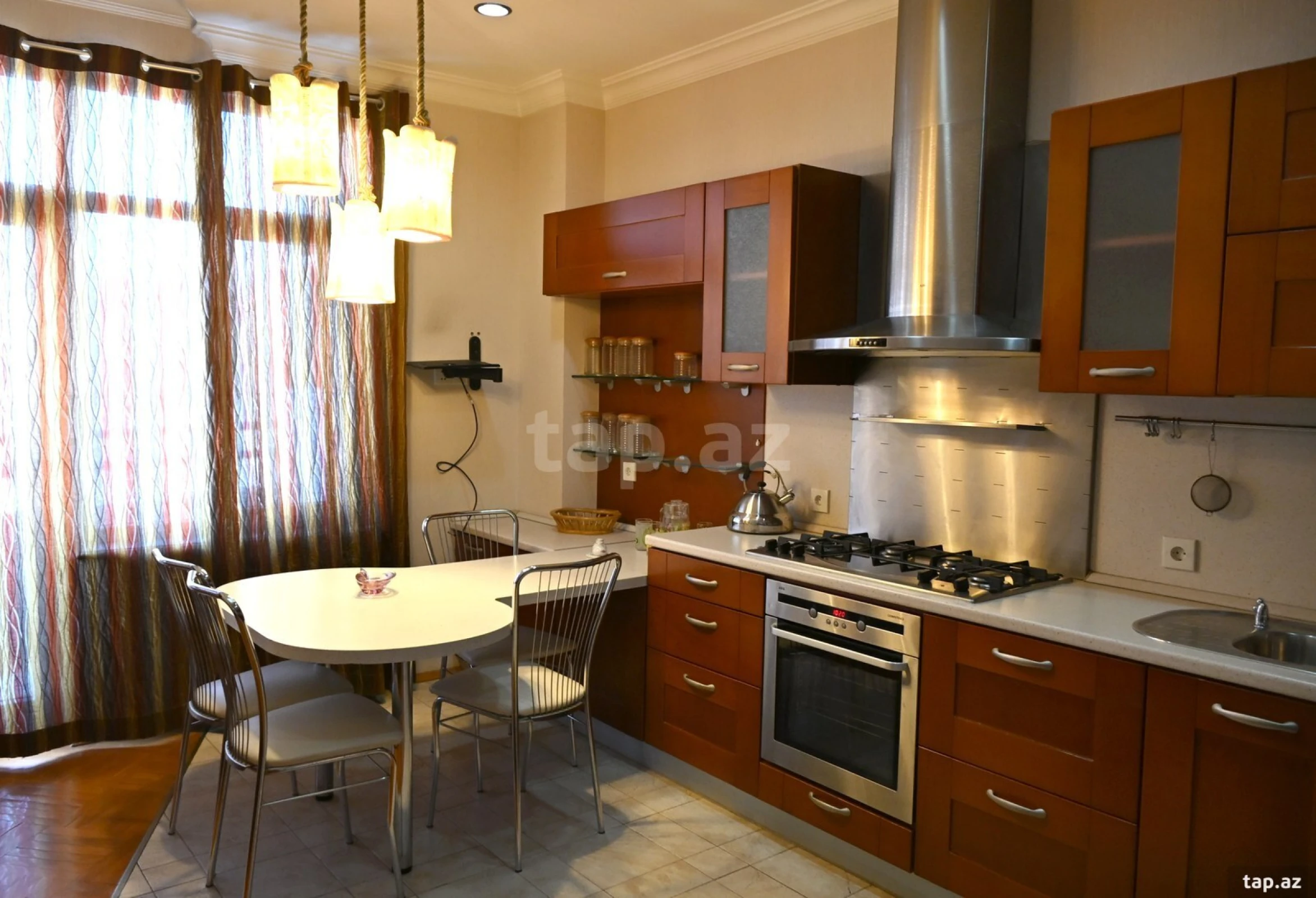 Kirayə verilir 4 otaqlı mənzil 200 m²