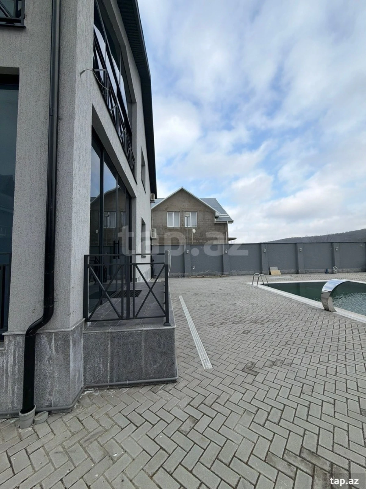 Satılır 8 otaqlı həyət evi 350 m²