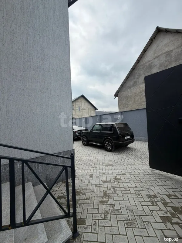 Satılır 8 otaqlı həyət evi 350 m²