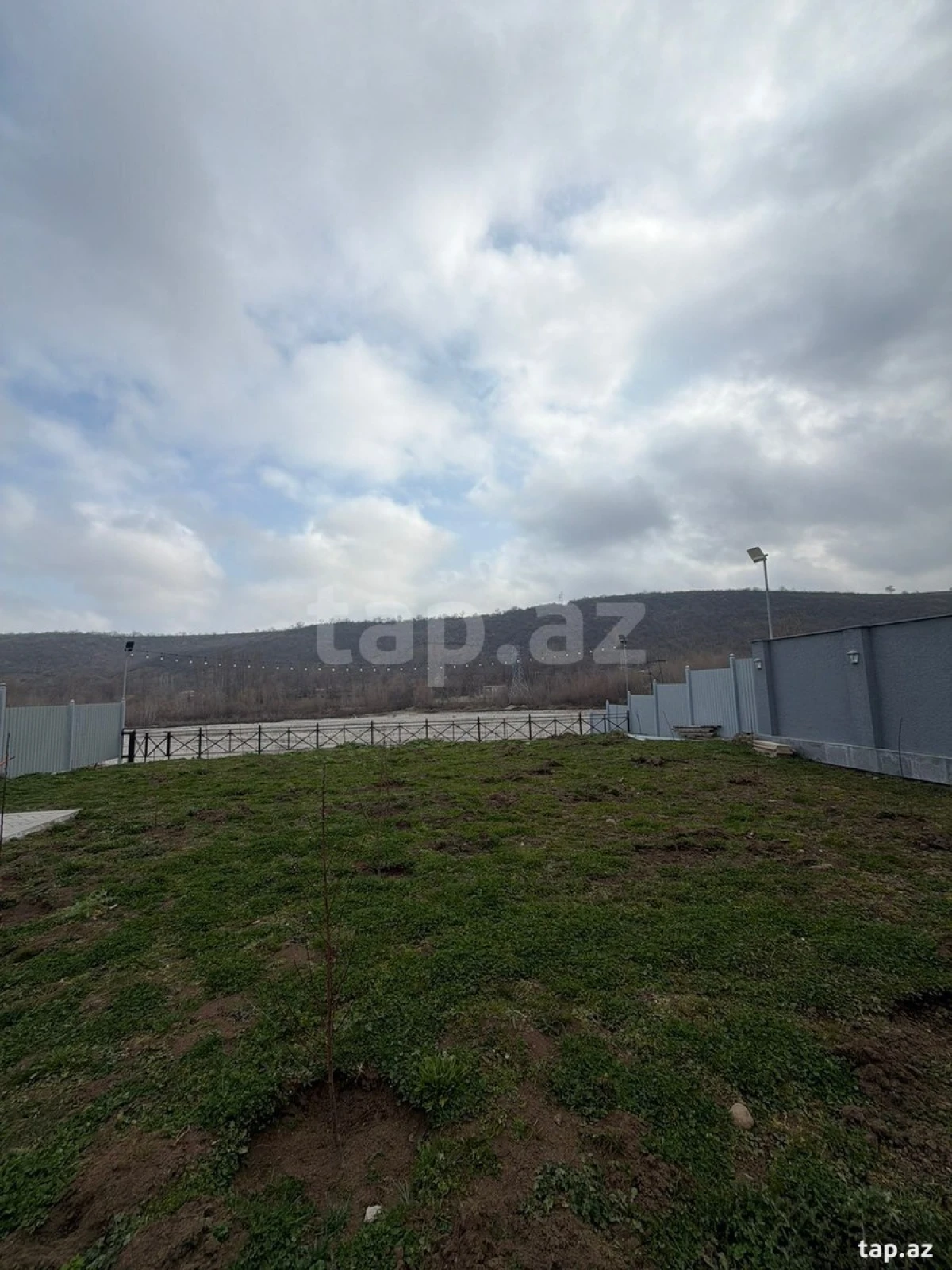 Satılır 8 otaqlı həyət evi 350 m²