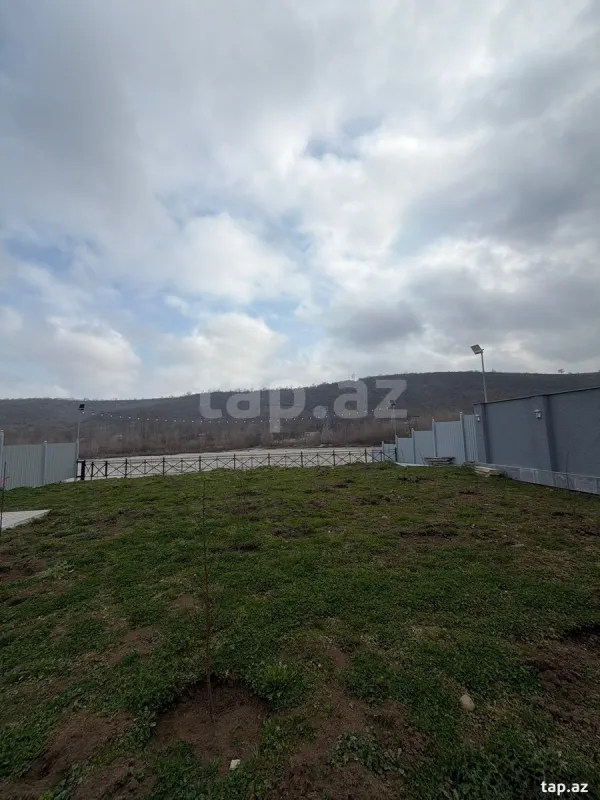 Satılır 8 otaqlı həyət evi 350 m²