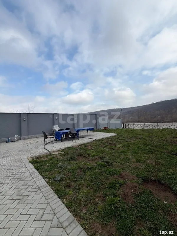 Satılır 8 otaqlı həyət evi 350 m²