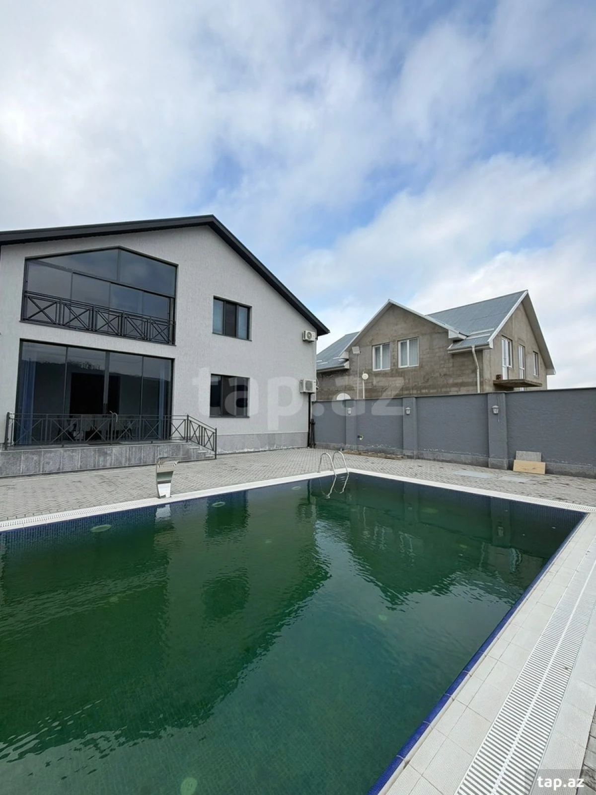 Satılır 8 otaqlı həyət evi 350 m²