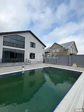 Satılır 8 otaqlı həyət evi 350 m²