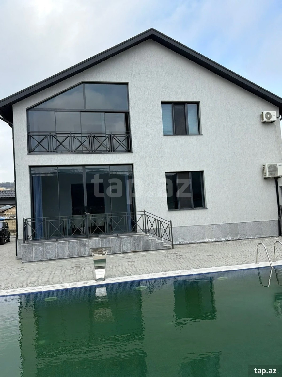 Satılır 8 otaqlı həyət evi 350 m²