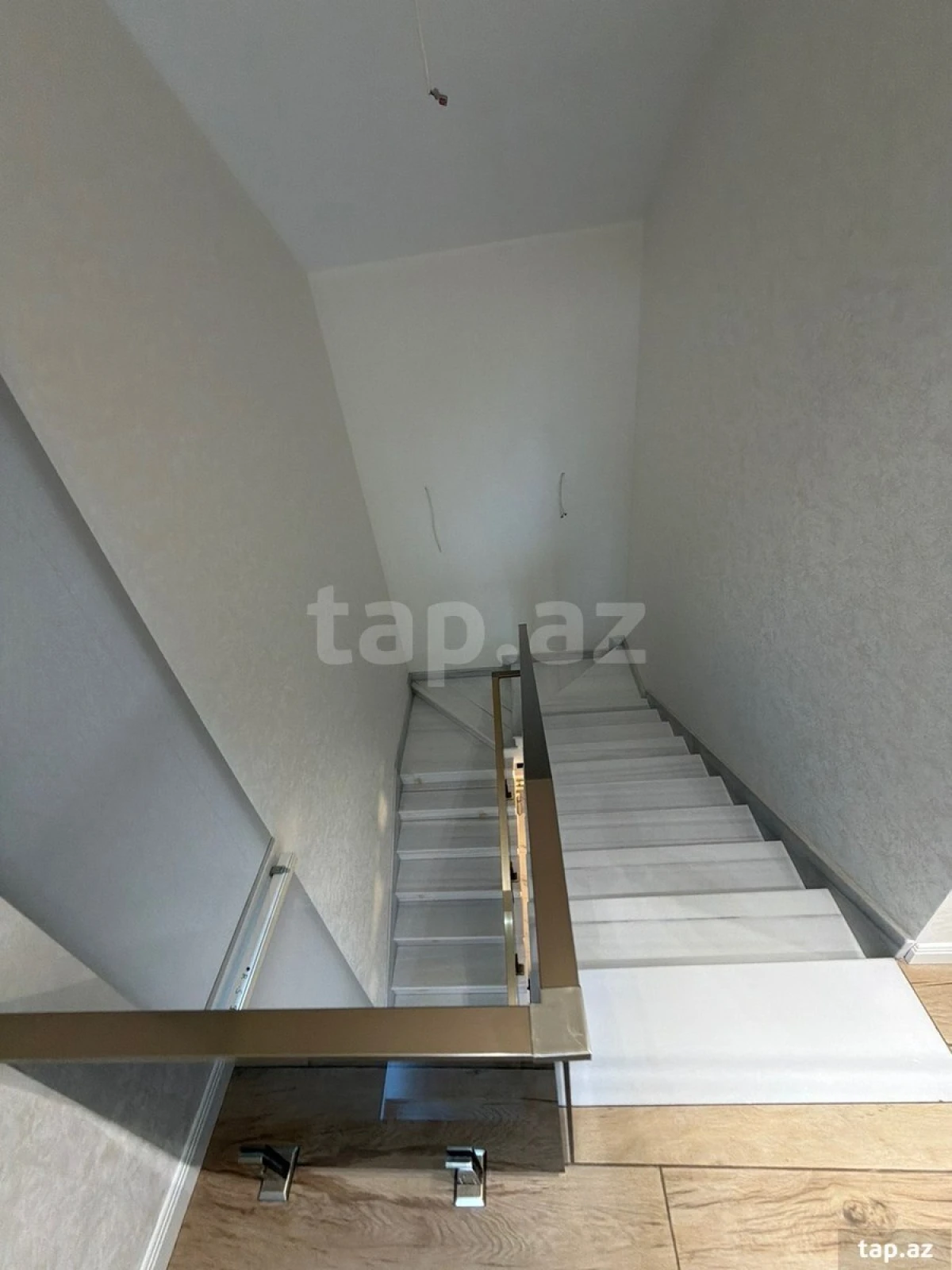 Satılır 8 otaqlı həyət evi 350 m²