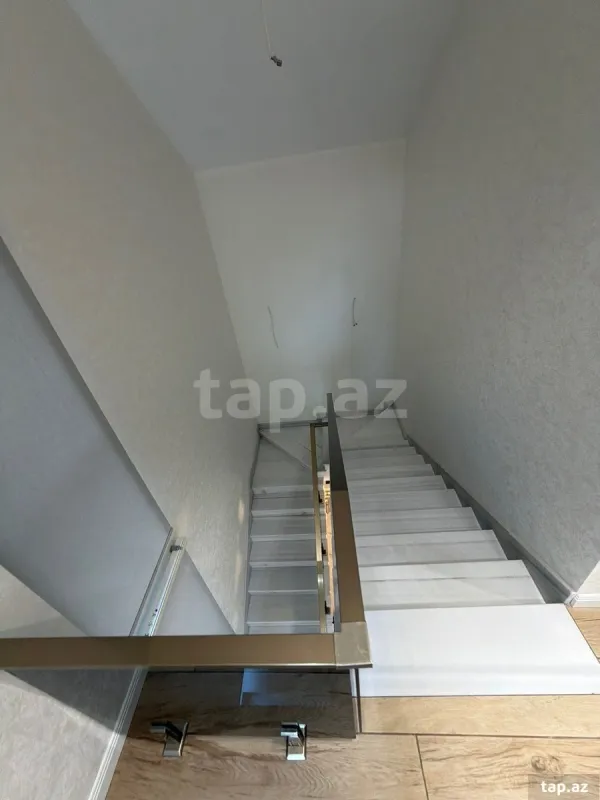 Satılır 8 otaqlı həyət evi 350 m²