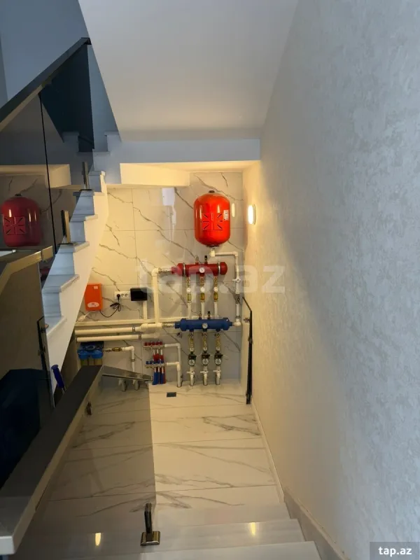 Satılır 8 otaqlı həyət evi 350 m²