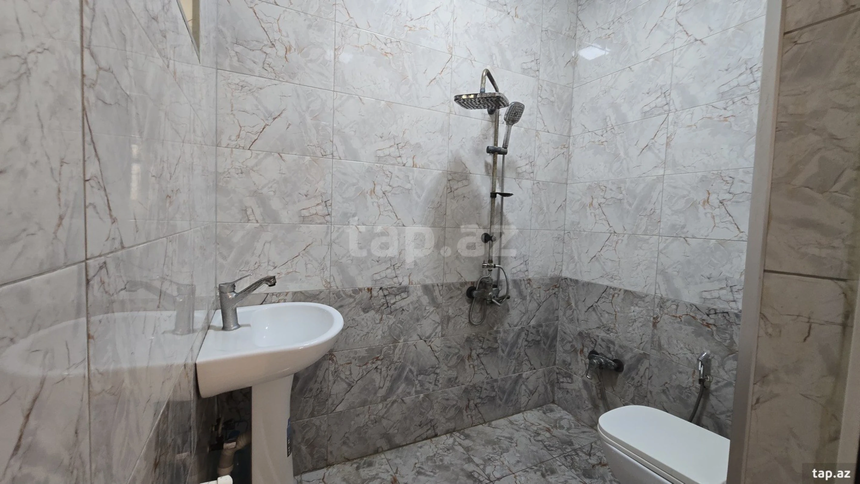 Satılır 6 otaqlı həyət evi 240 m²