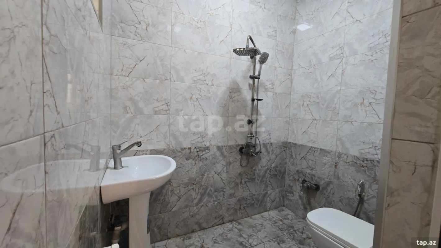 Satılır 6 otaqlı həyət evi 240 m²