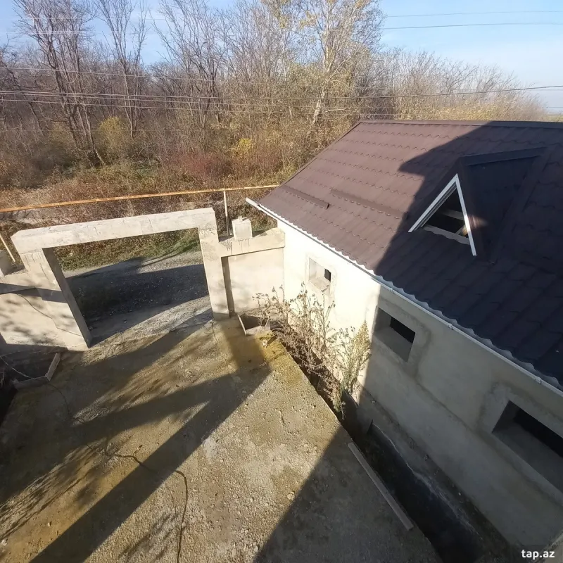 Satılır 8 otaqlı həyət evi 250 m²