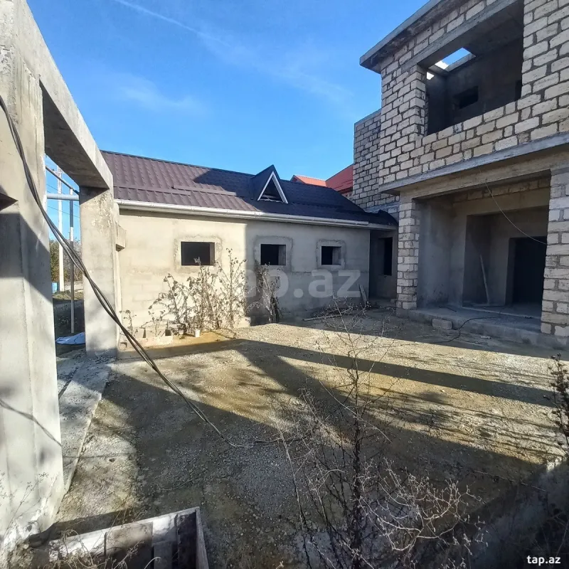 Satılır 8 otaqlı həyət evi 250 m²