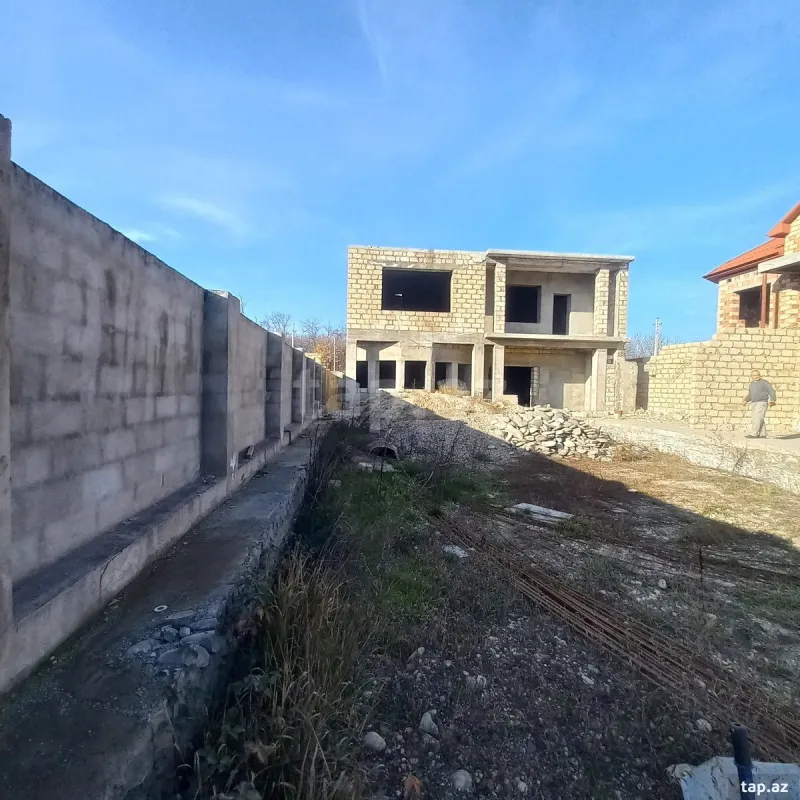 Satılır 8 otaqlı həyət evi 250 m²