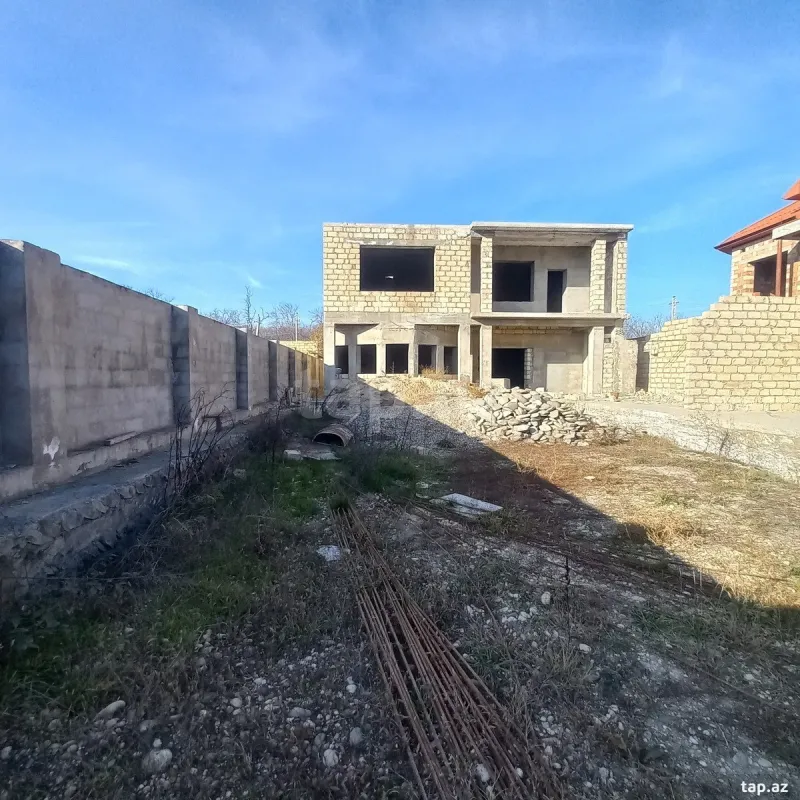 Satılır 8 otaqlı həyət evi 250 m²