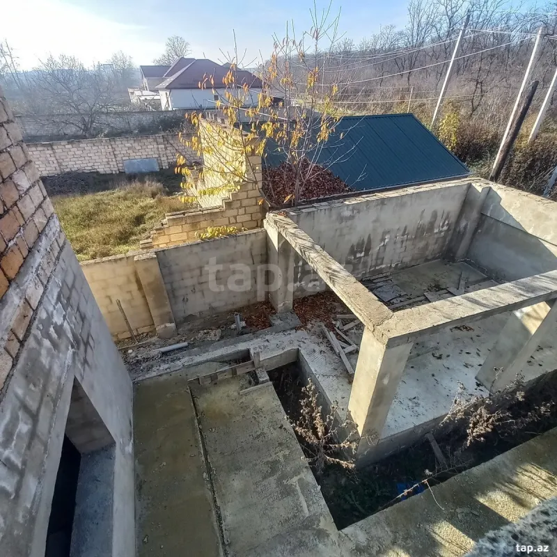 Satılır 8 otaqlı həyət evi 250 m²
