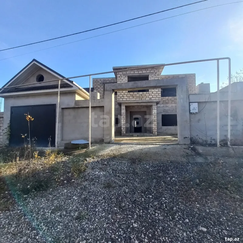 Satılır 8 otaqlı həyət evi 250 m²