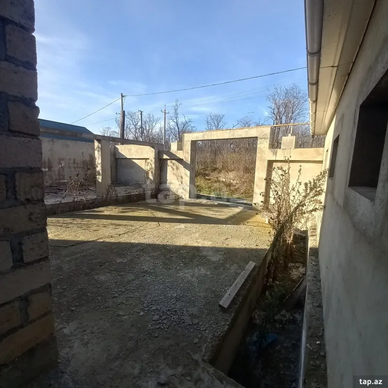 Satılır 8 otaqlı həyət evi 250 m²