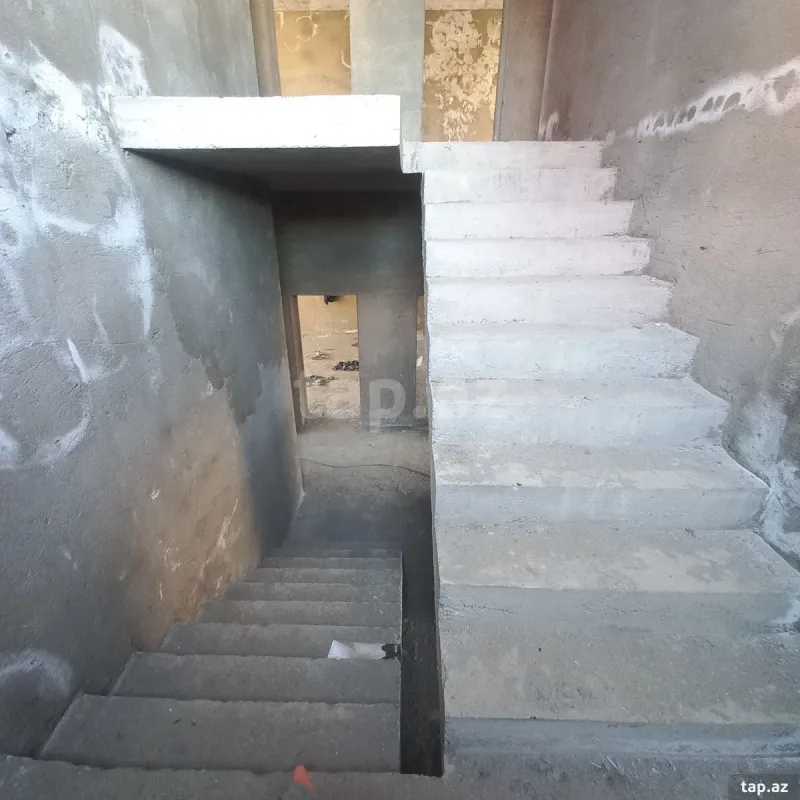 Satılır 8 otaqlı həyət evi 250 m²