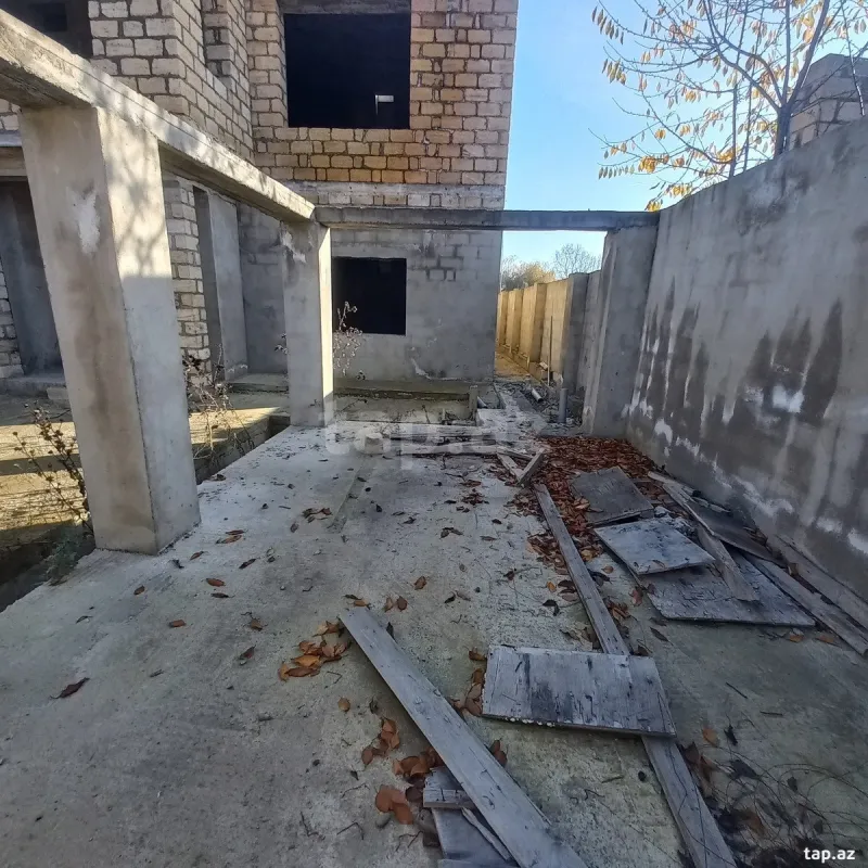 Satılır 8 otaqlı həyət evi 250 m²