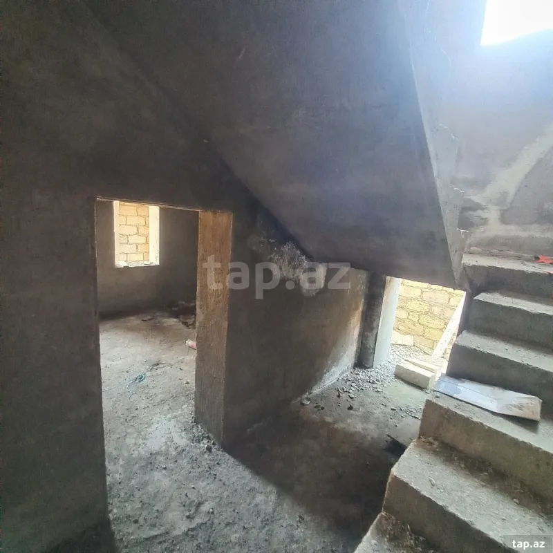 Satılır 8 otaqlı həyət evi 250 m²