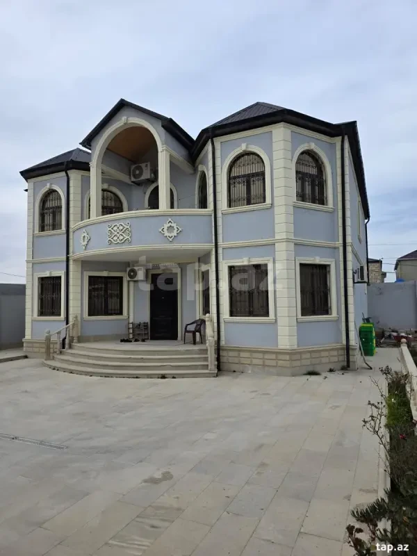 Satılır 9 otaqlı həyət evi 300 m²