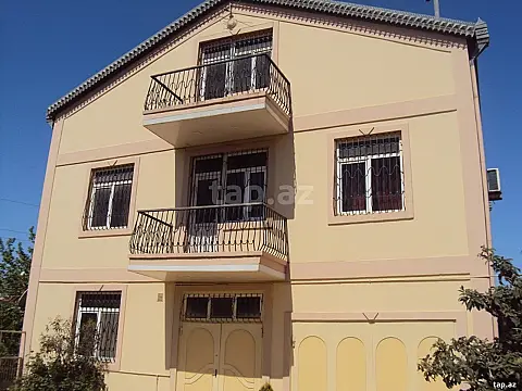 Satılır 5 otaqlı həyət evi 450 m²