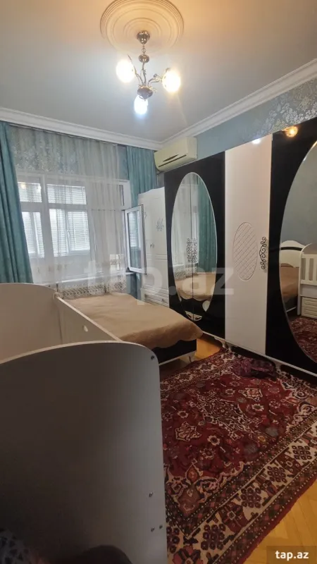 Satılır 5 otaqlı mənzil 130 m²